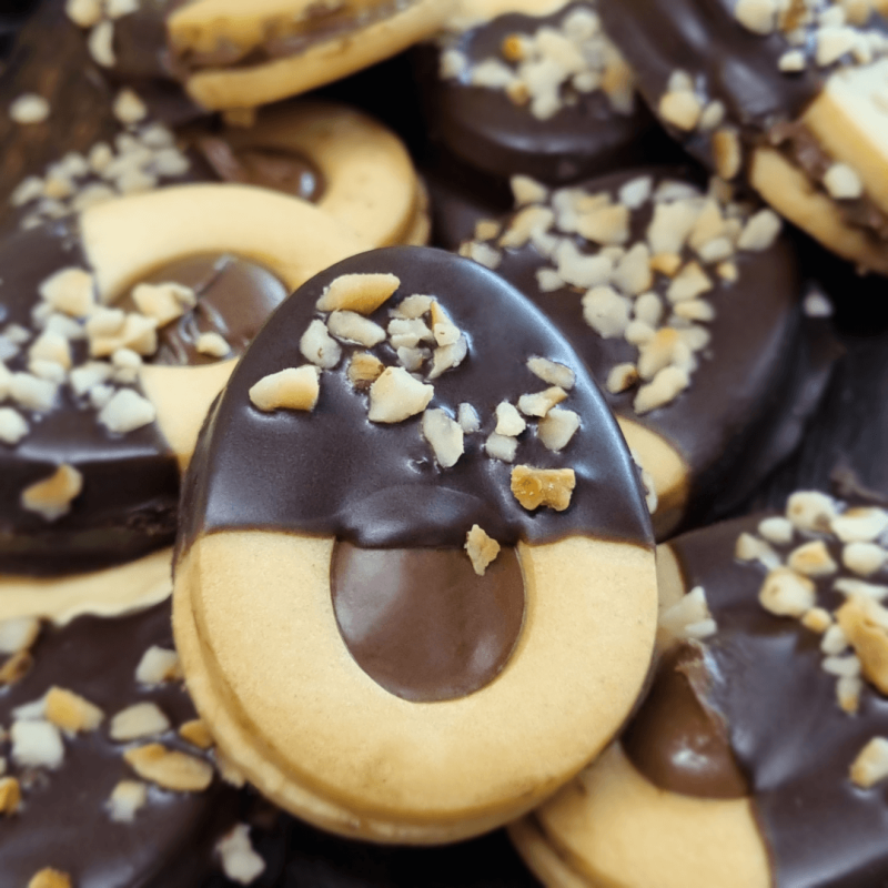 Osterkekse mit Haslnusscremefüllung